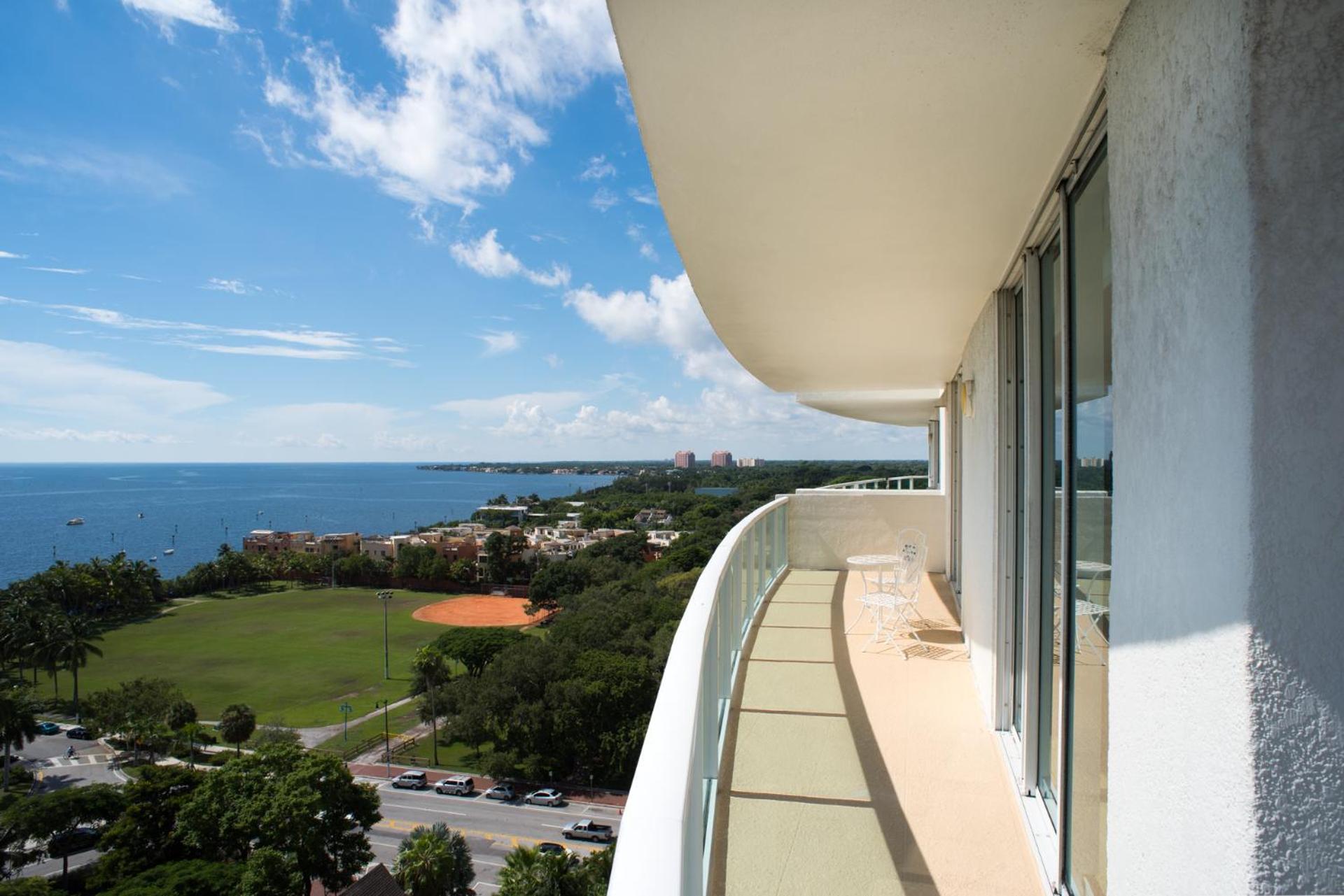 Coconut Grove 2 Bedroom Amazing Views Includes Parking Apartment *