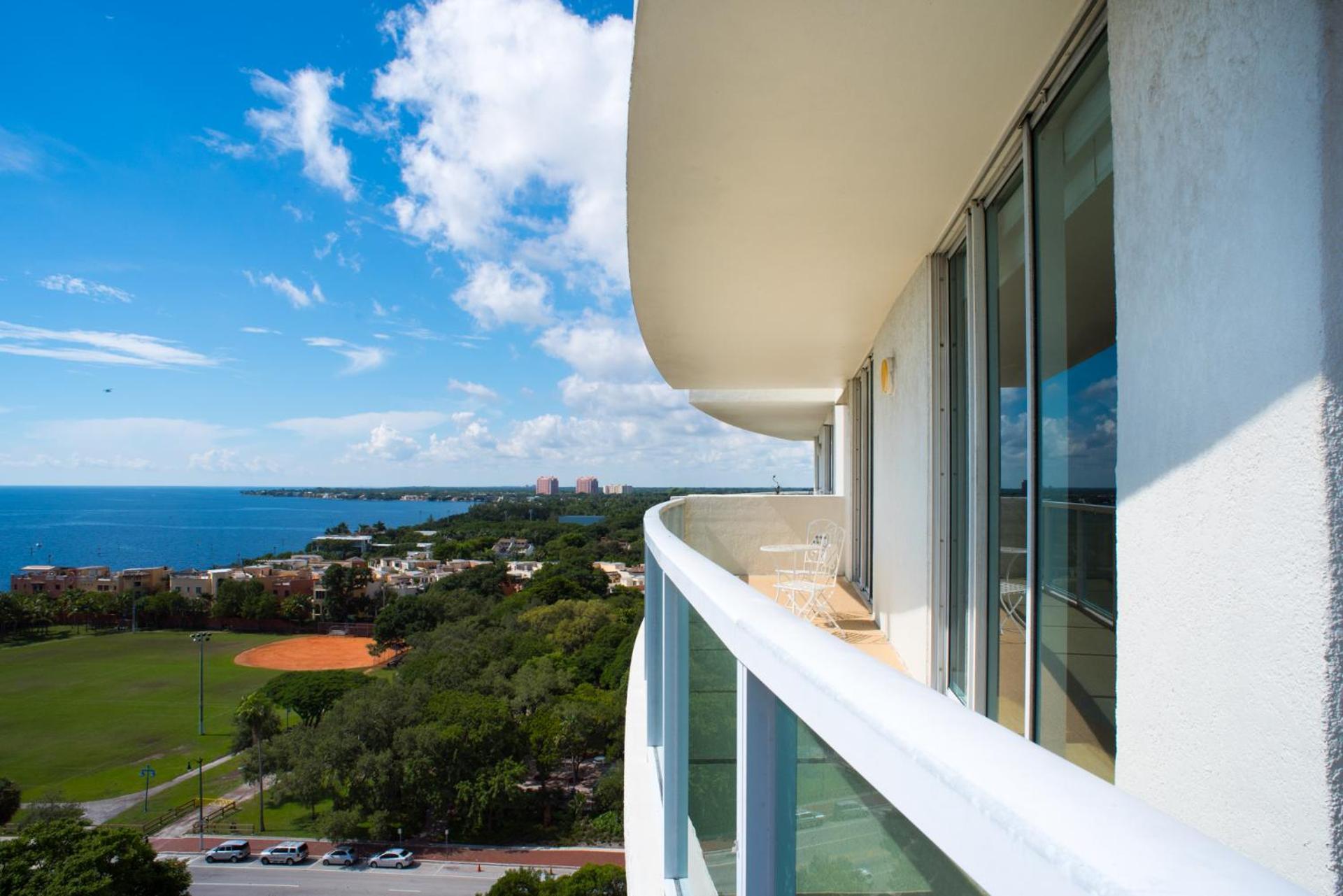 Coconut Grove 2 Bedroom Amazing Views Includes Parking Apartment *